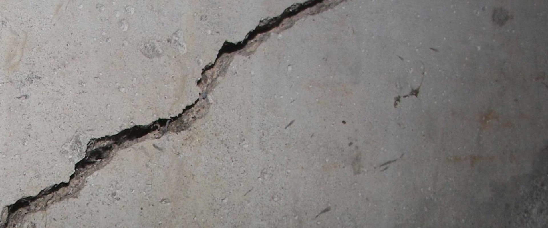 Can foundation cracks be repaired in winter?