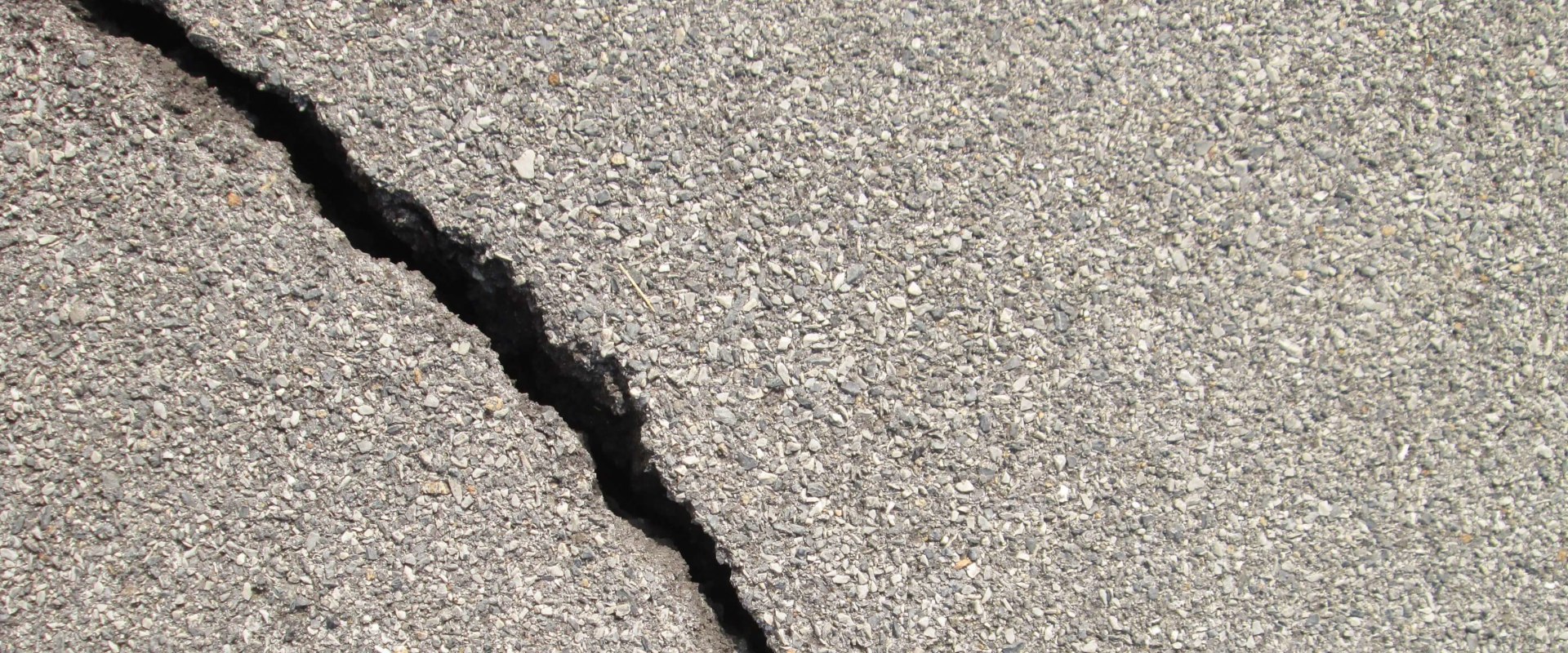 When to repair cracks in the concrete roadway?