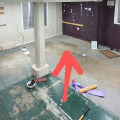 How is a peeling concrete floor arranged?